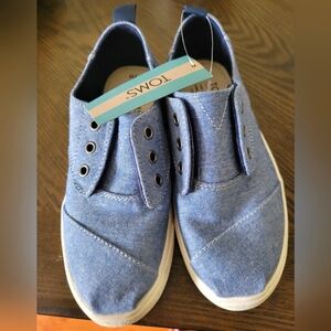 NWT boys chambray toms